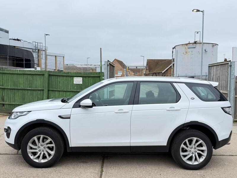 Land Rover Discovery Sport view 5