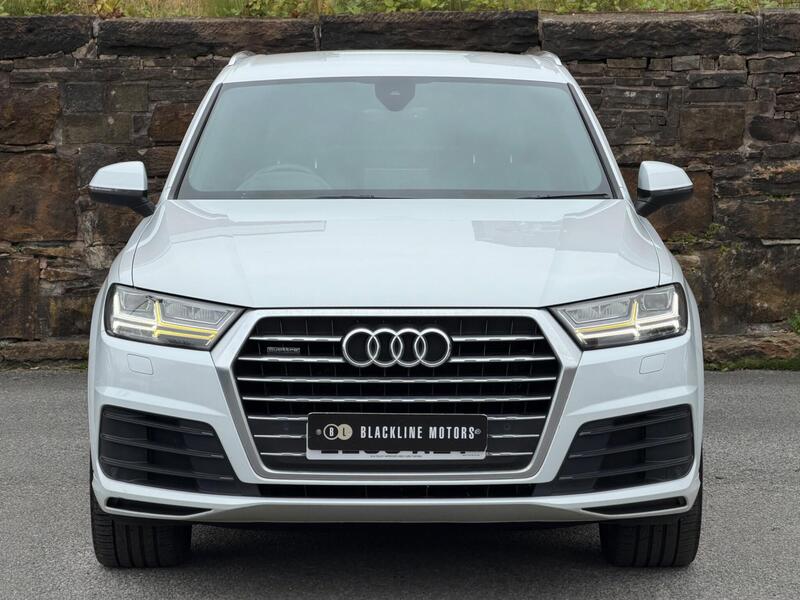 Audi Audi Q7 view 2