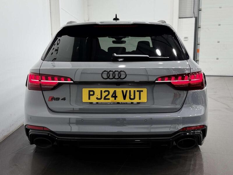 Audi RS4 Avant view 7