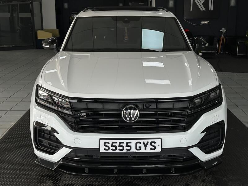 Volkswagen Touareg view 4