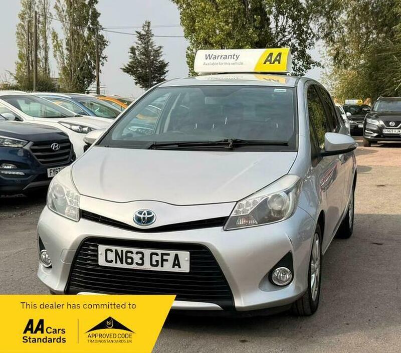 2013 Toyota Yaris 1.5 VVT-h T4 CVT Euro 5 5dr photo 5