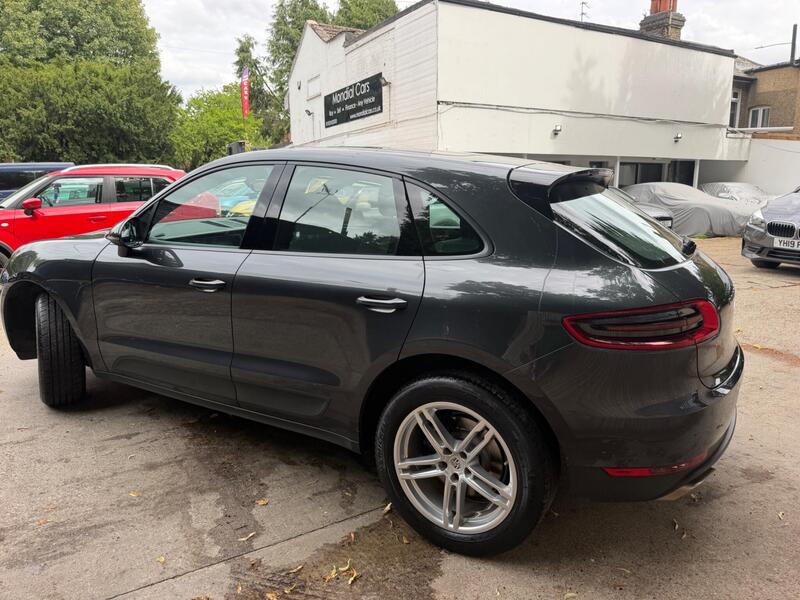 Porsche Macan view 4