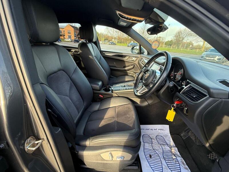 Porsche Macan view 3
