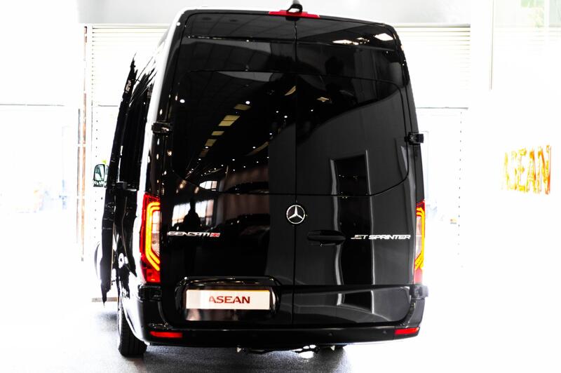 Mercedes-Benz Sprinter view 3