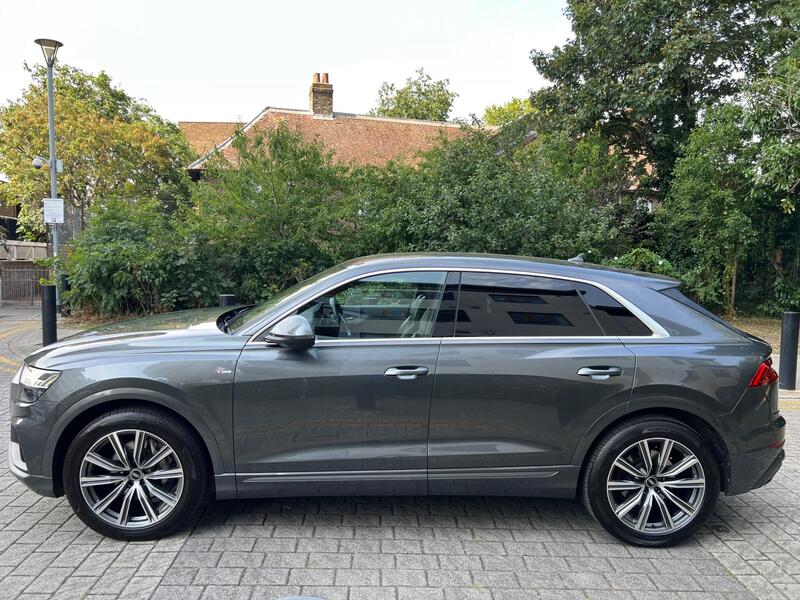 Audi Q8 view 7
