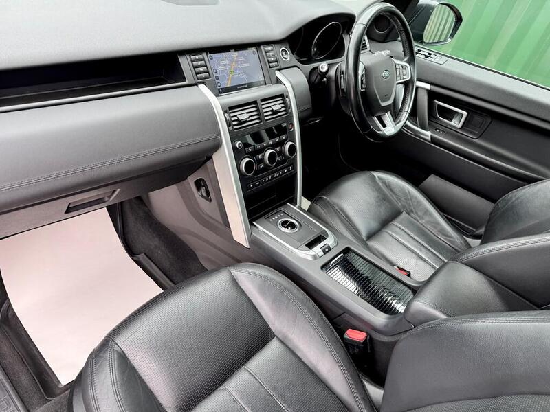 Land Rover Discovery Sport view 4