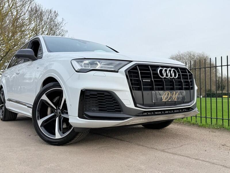 Audi Q7 view 5