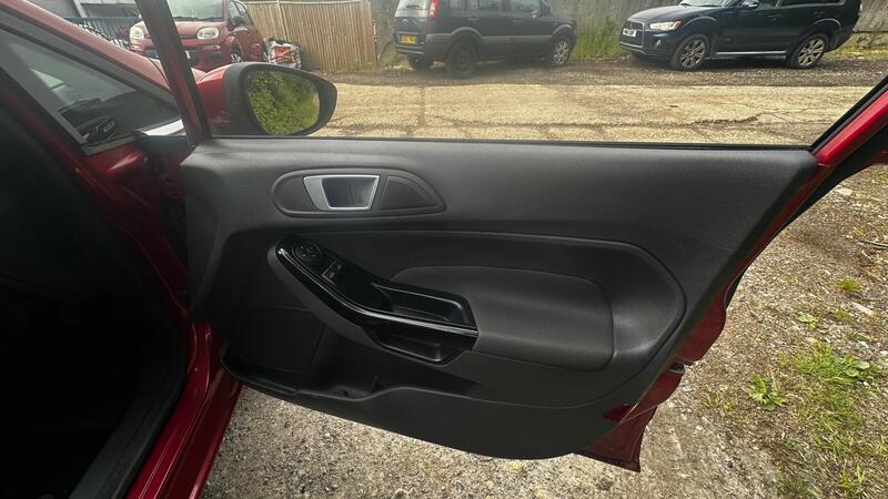 2016 Ford Fiesta — photo 10
