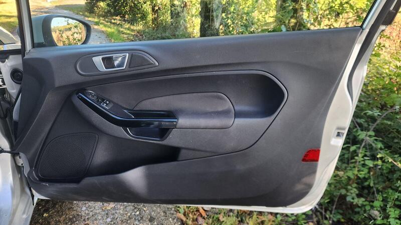 2015 Ford Fiesta — photo 46