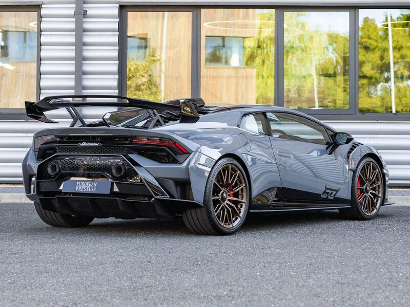 Lamborghini Huracan view 3