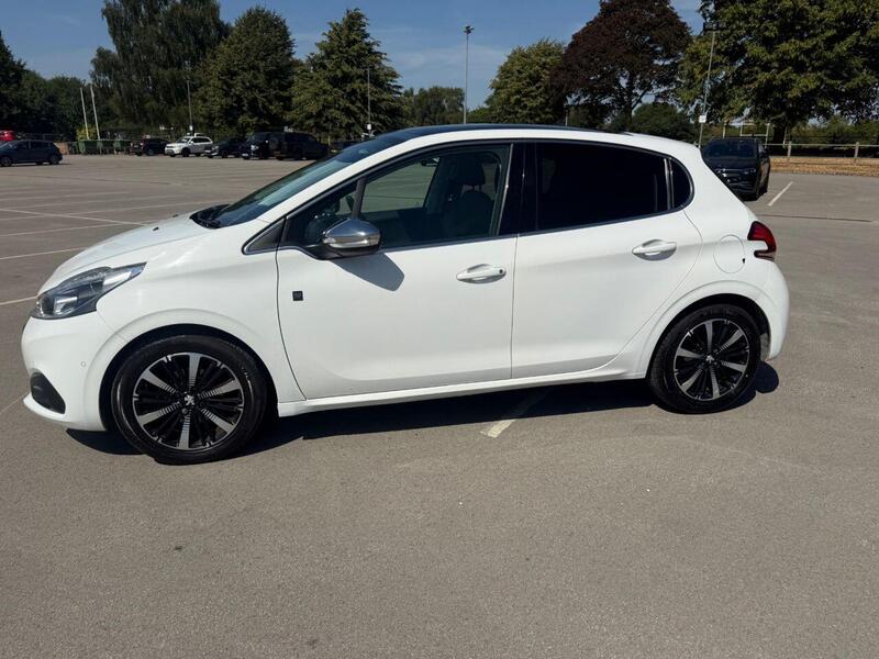 Peugeot 208 view 2