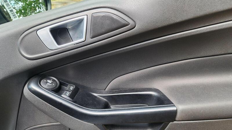 2013 Ford Fiesta — photo 33