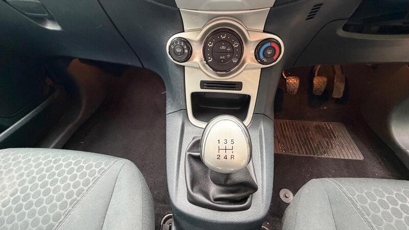 2012 Ford Fiesta — photo 10