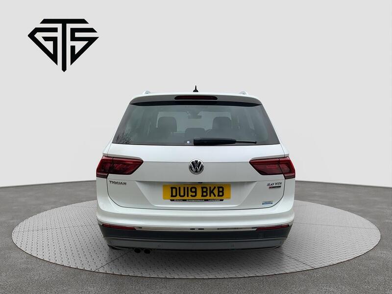 Volkswagen Tiguan view 4