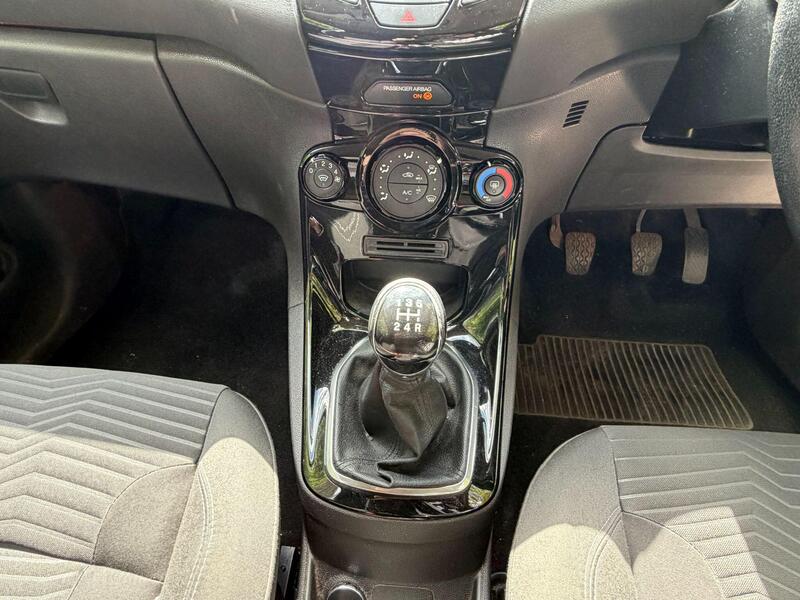 2013 Ford Fiesta — photo 15