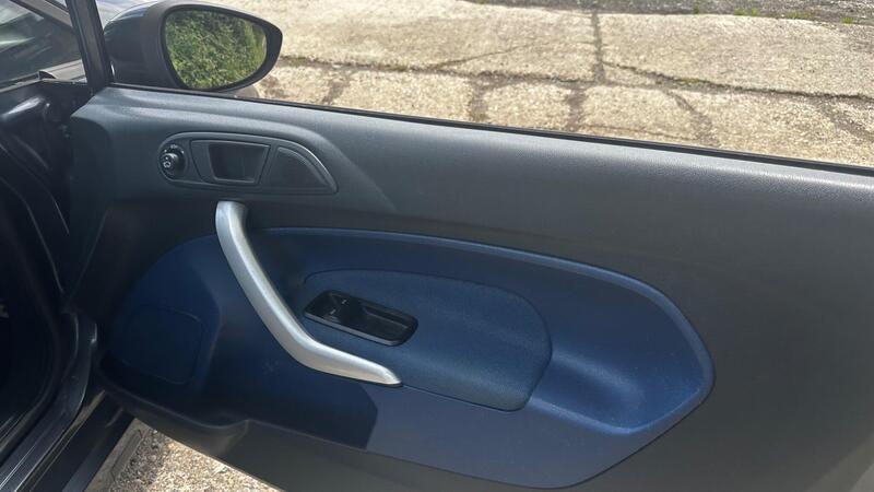2010 Ford Fiesta — photo 10
