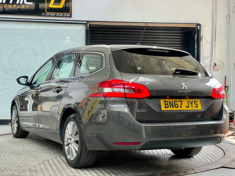 Peugeot 308 SW view 3