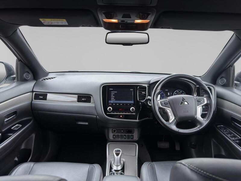 Mitsubishi Outlander view 2