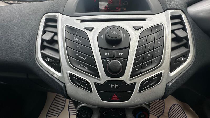 2012 Ford Fiesta — photo 9
