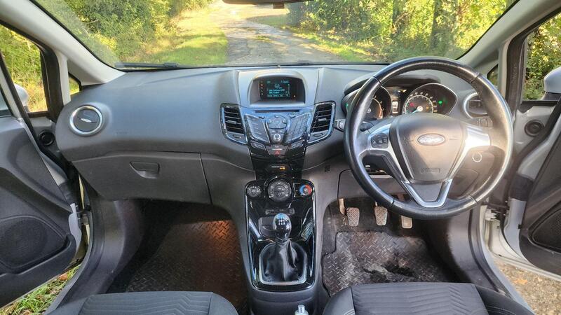 2015 Ford Fiesta — photo 24