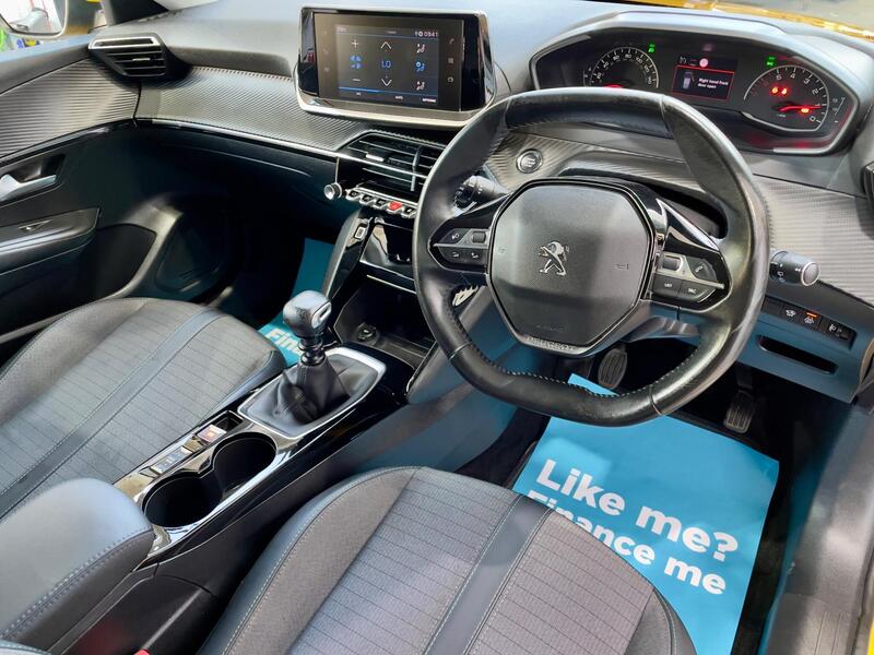 Peugeot 208 view 5
