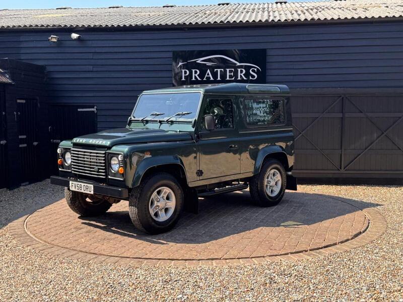Land Rover Defender 90 view 2