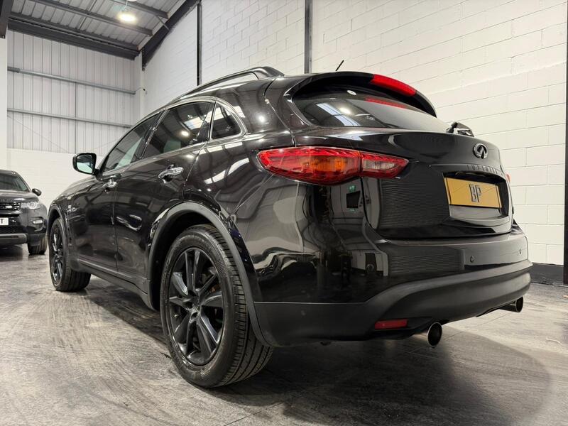 Infiniti QX70 view 5