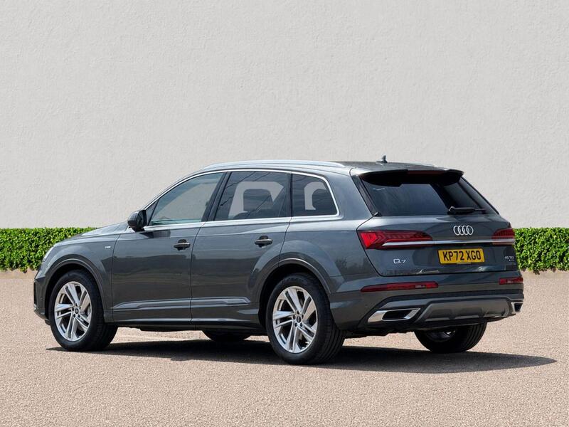 Audi Q7 view 5