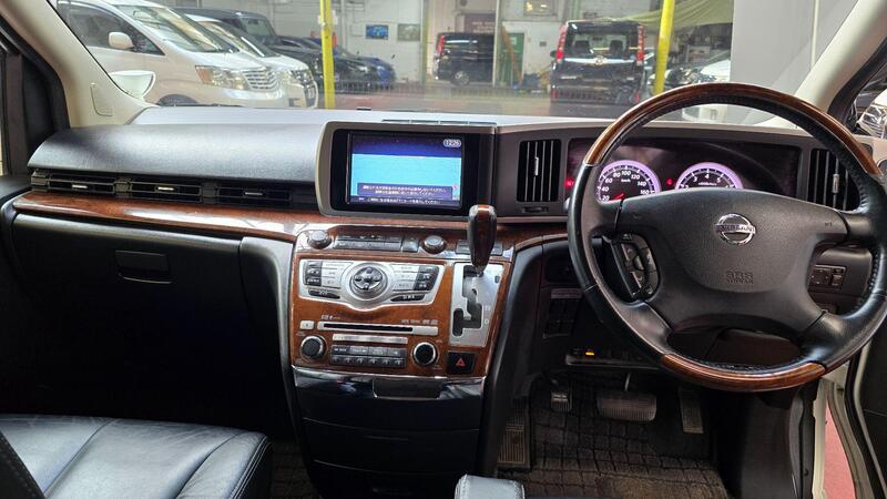Nissan Elgrand view 3