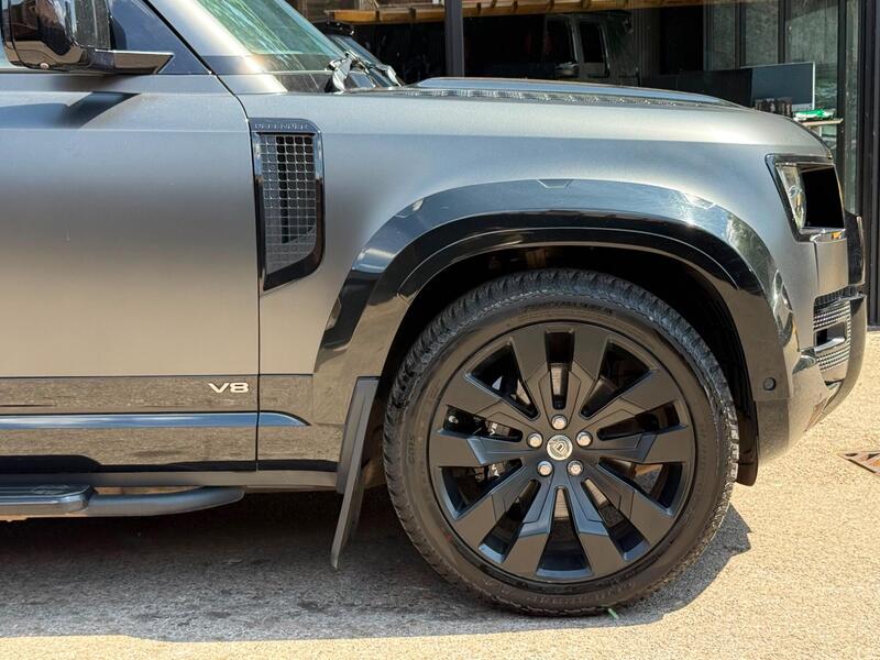 Land Rover Defender 110 view 7