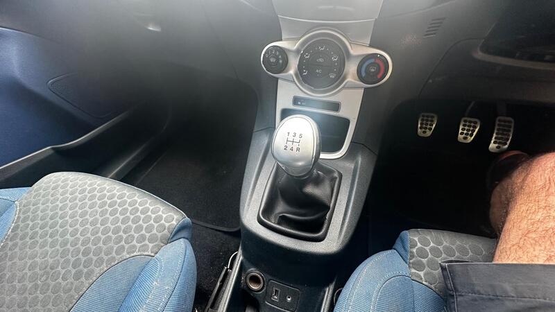 2010 Ford Fiesta — photo 15