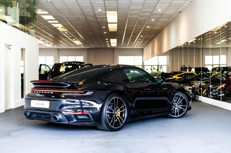 Porsche 911 view 6