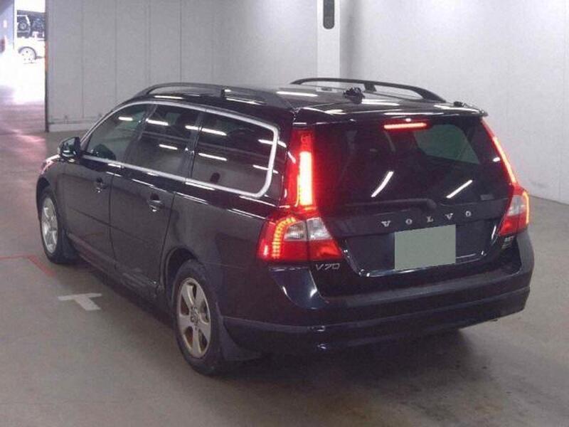 Volvo V70 view 2