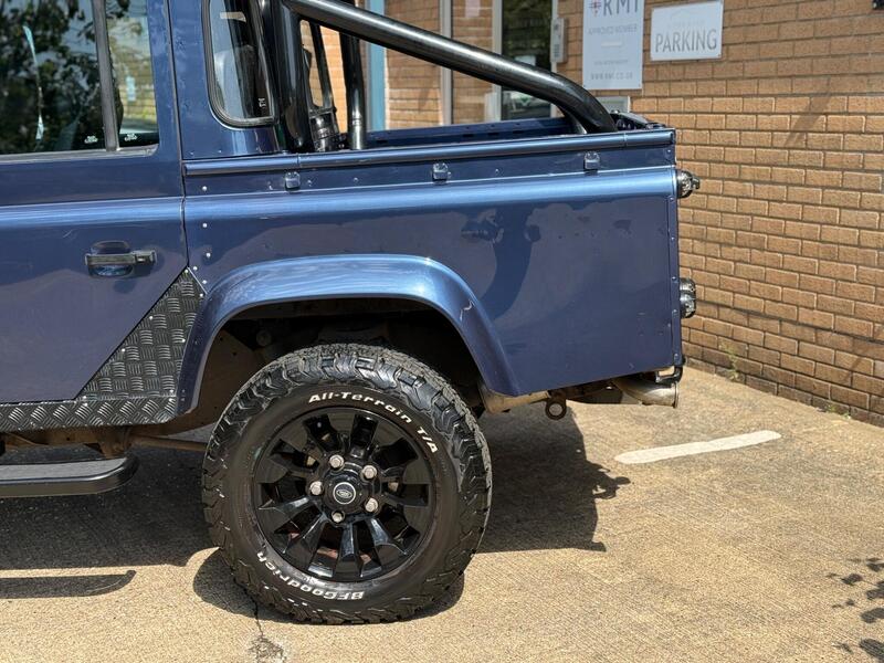 Land Rover Defender 110 view 5