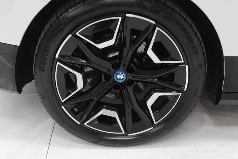 2022 BMW iX in White — image 34 of 88