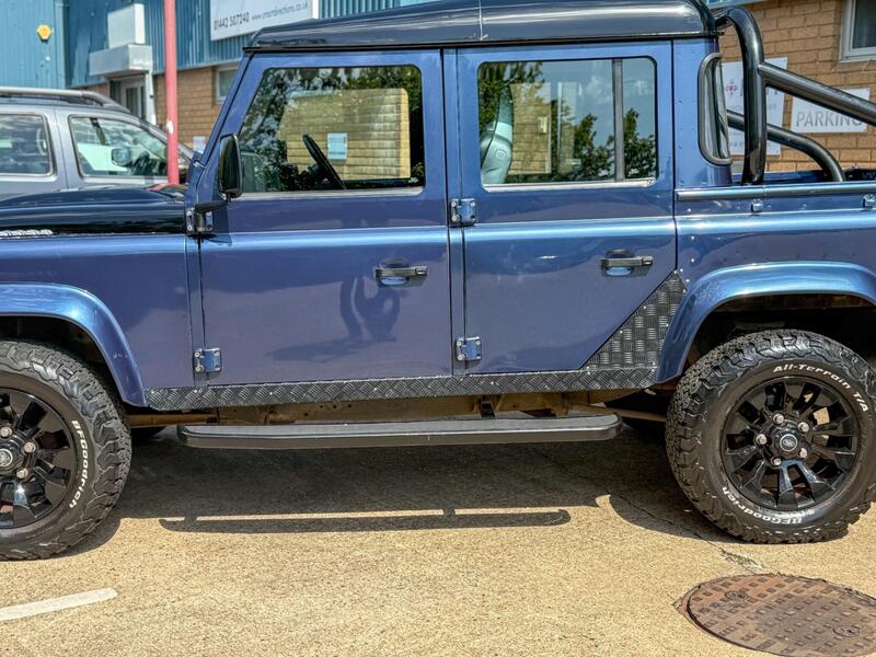 Land Rover Defender 110 view 6