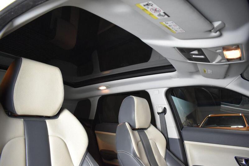 Land Rover Range Rover view 2
