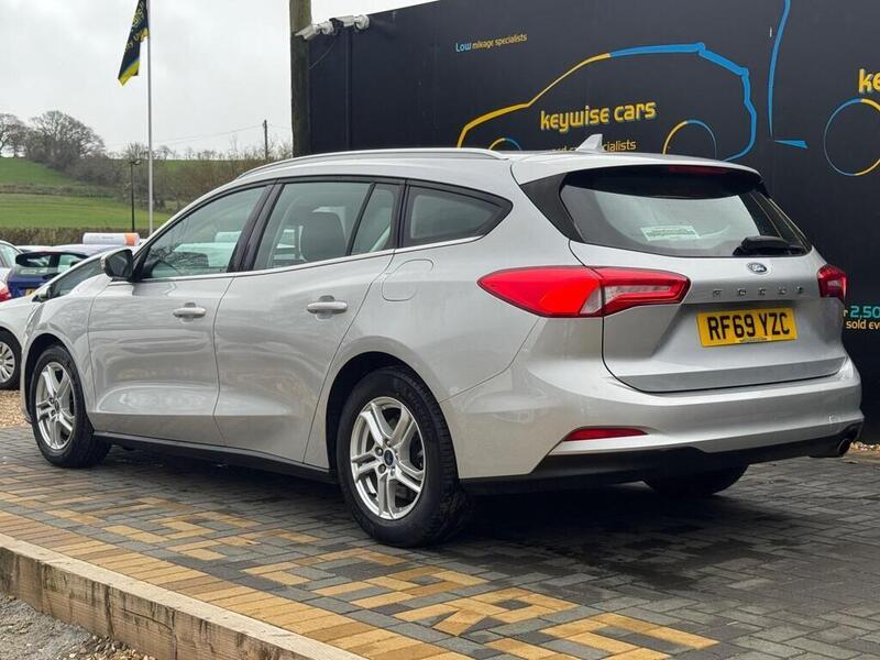 Ford Focus view 3