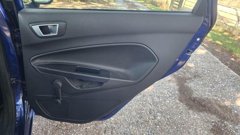 2015 Ford Fiesta — photo 40