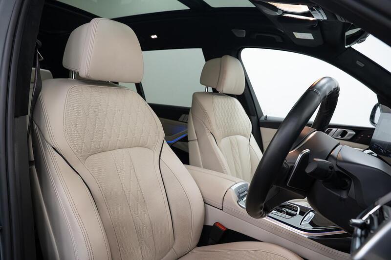 BMW X7 view 2