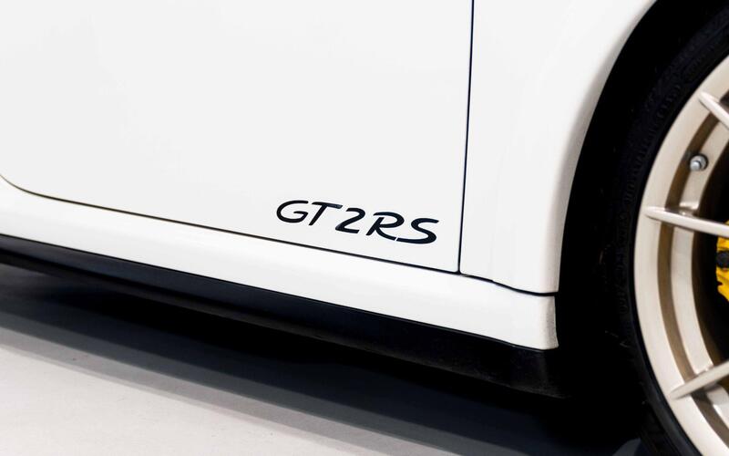 Porsche 911 view 6