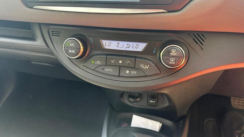 2015 Toyota Yaris — photo 23
