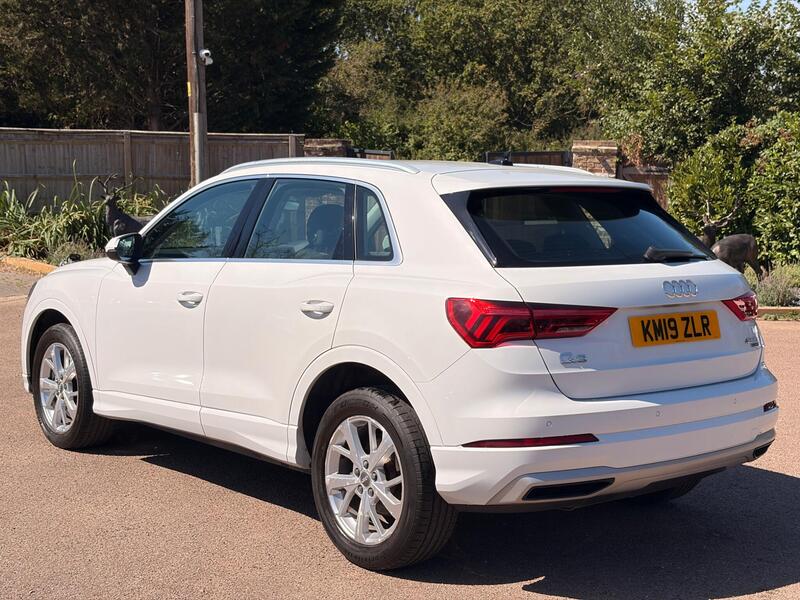 Audi Q3 view 6