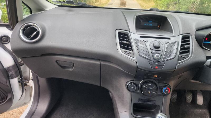 2013 Ford Fiesta — photo 21