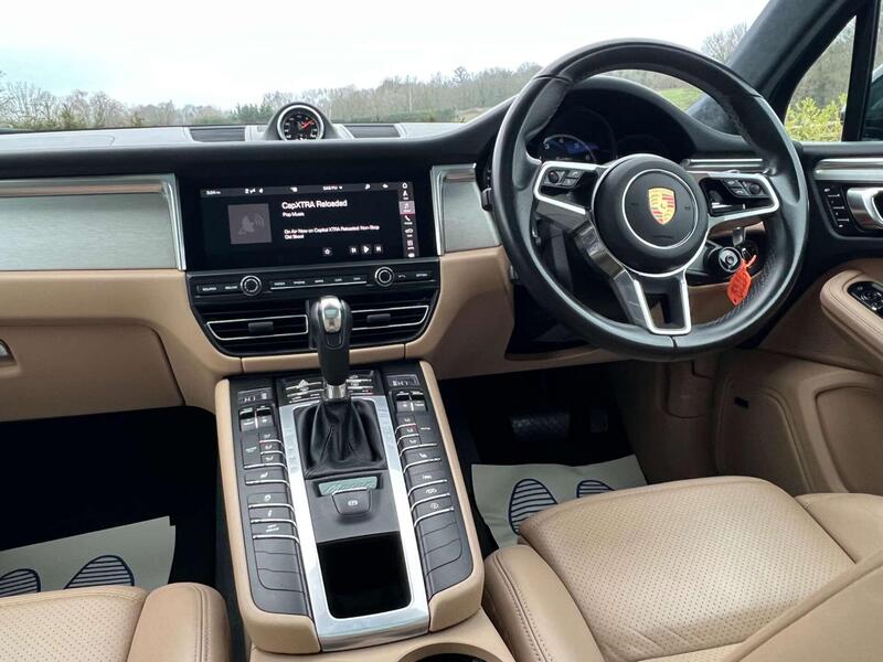Porsche Macan view 3