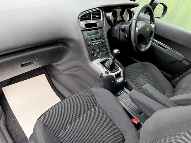 Peugeot 5008 view 4