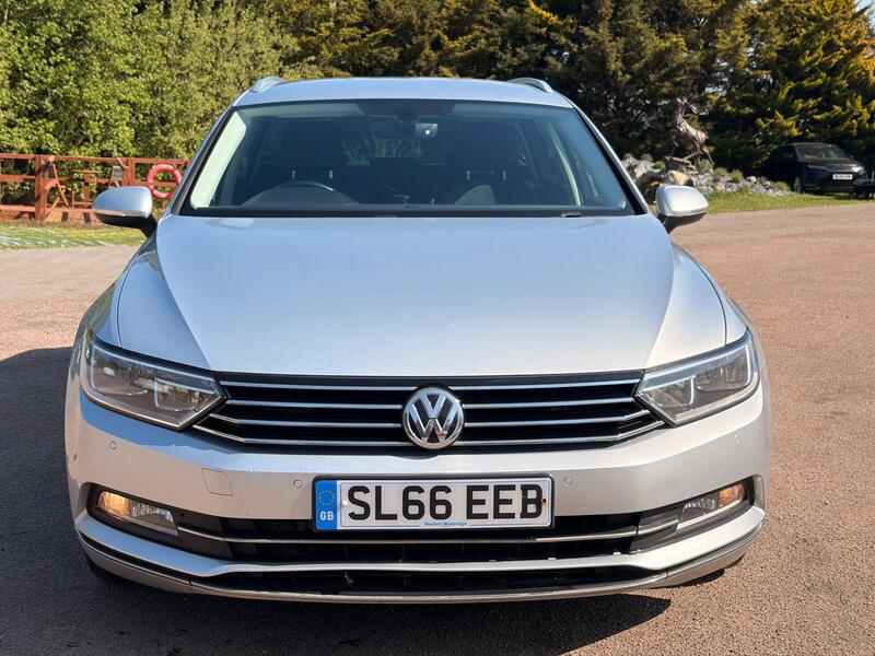 Volkswagen Passat view 2