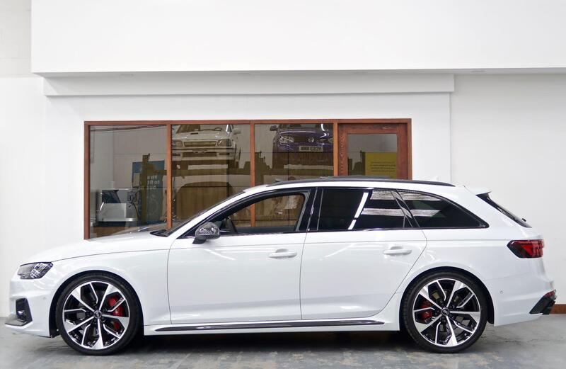 Audi RS4 Avant view 6