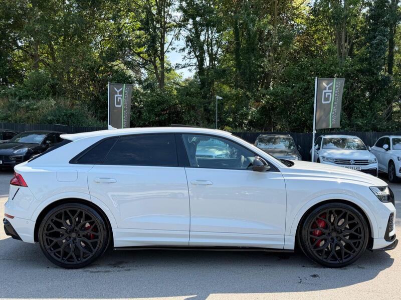 Audi RS Q8 view 5