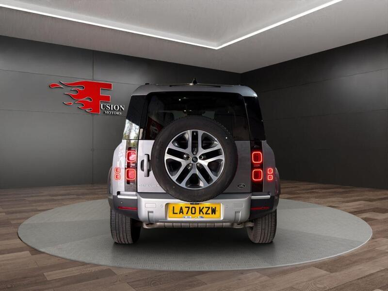 Land Rover Defender 110 view 4